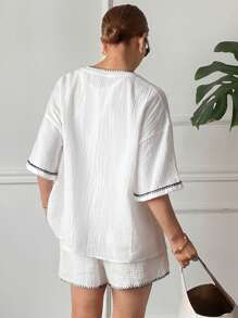 Serisse 2 件女式简约撞色刺绣饰边短袖翻领纽扣上衣和短裤套装，春夏季，宽松休闲衬衫式翻领纽扣衬衫和橡胶腰短裤套装，棉质双绉面料，拼色饰边，简约宽松假日两件套，棉质两件套日常穿着 - 白色 - 查看 2