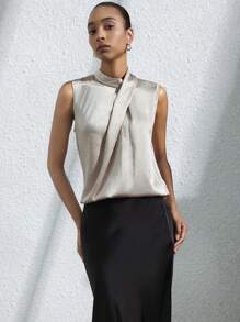 SHEIN Privé 优雅高端时尚百搭立领设计褶皱无袖光泽面料女式衬衫 - 香檳色 - 查看 4