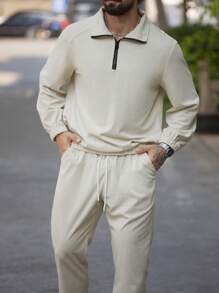 Manfinity Homme طقم بنطال ربع وبلوزة من القطن المخلوط المقاس الكبير، بألوان متباينة وتصميم تكعيبي - لون مشمشي - مشاهدة 4