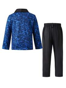 SHEIN Bộ trang phục phong cách quý ông 2 món cho bé trai, bao gồm 1 áo khoác blazer lót vải jacquard màu xanh navy rộng rãi có túi và nút tương phản, kết hợp với 1 quần âu đen cạp trễ. Bộ vest trang trọng nhưng giản dị này thể hiện phong cách tối giản thanh lịch, phù hợp cho tiệc sinh nhật, sự kiện trang trọng, đám cưới, lễ rửa tội, trở lại trường và các dịp lễ - Màu xanh lam - Xem 2