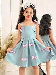 SHEIN Leap Crew Vestido de satén de unicolor con pliegues, vuelo y decoración de lazo 3D elegante y lujoso para niñas, apropiado para bodas, fiestas y eventos de primavera/verano - Azul - Ver 1
