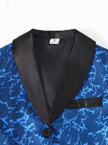 SHEIN Bộ trang phục phong cách quý ông 2 món cho bé trai, bao gồm 1 áo khoác blazer lót vải jacquard màu xanh navy rộng rãi có túi và nút tương phản, kết hợp với 1 quần âu đen cạp trễ. Bộ vest trang trọng nhưng giản dị này thể hiện phong cách tối giản thanh lịch, phù hợp cho tiệc sinh nhật, sự kiện trang trọng, đám cưới, lễ rửa tội, trở lại trường và các dịp lễ - Màu xanh lam - Xem 8