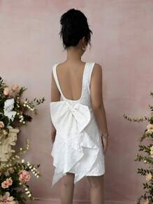 Chiquease 简约系腰露背设计圆领针织面料女式白色吊带连衣裙，带有随机花朵图案 - 白色 - 查看 1