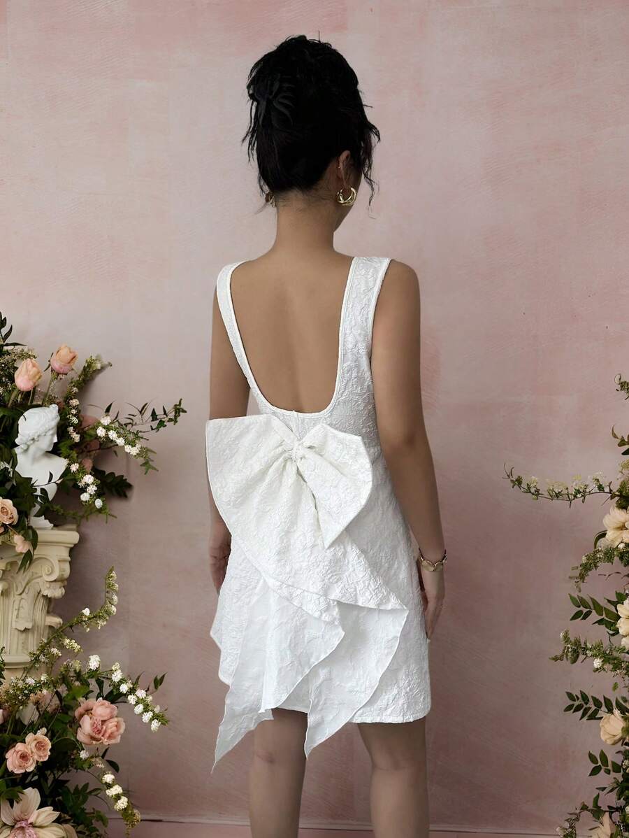 Chiquease 简约系腰露背设计圆领针织面料女式白色吊带连衣裙，带有随机花朵图案 - 白色 - 查看 1