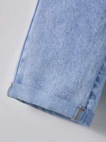 SHEIN Baby/Babyjungen lässige, weiche, süße Jumpsuit-Jumpsuit mit rotem Buchstaben-Patch, locker geschnitten, aus blauem Denim, für Babys drinnen/Outdoor im Frühling/Sommer