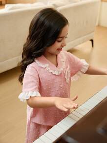 SHEIN Leap Crew 年轻女孩甜美简约蕾丝花边丝带蝴蝶结口袋短袖纽扣前上衣和长裤提花针织睡衣套装，2 件兄弟姐妹装（2 套单独出售） - 粉色 - 查看 4