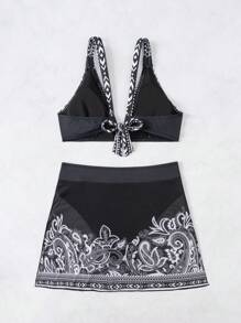 SHEIN Set de 2 piezas para vacaciones de verano: Top con taza fija en estilo de playa y pantalones cortos/falda pantalón de talle alto de parches con un diseño sólido elegante - Bikini set