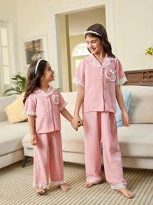 SHEIN Leap Crew 年轻女孩甜美简约蕾丝花边丝带蝴蝶结口袋短袖纽扣前上衣和长裤提花针织睡衣套装，2 件兄弟姐妹装（2 套单独出售） - 粉色 - 查看 2