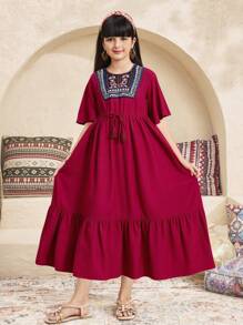 SHEIN Tween 女童复古纯色酒红色拼色刺绣领蝴蝶袖荷叶边下摆连衣裙腰部收褶短袖度假长裙