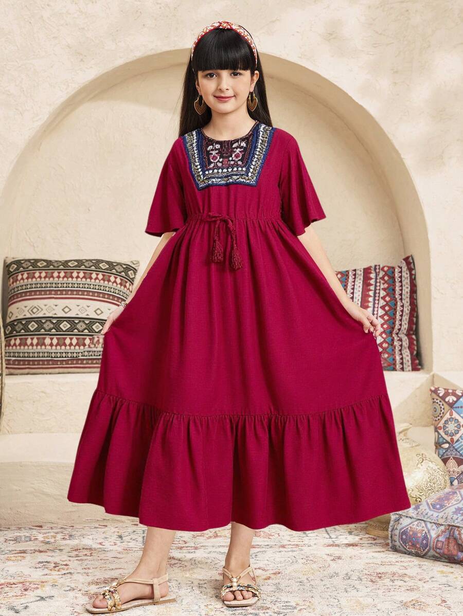SHEIN Tween 女童复古纯色酒红色拼色刺绣领蝴蝶袖荷叶边下摆连衣裙腰部收褶短袖度假长裙
