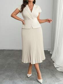 SHEIN Clasi 大码女式法式优雅通勤休闲度假纯色西装领腰部 A 字褶皱短袖连衣裙，春夏 - 杏色 - 查看 1