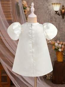 SHEIN 蝴蝶结配饰女婴连衣裙，派对装新款女婴婚礼缎面蝴蝶结贴花圆领拉链泡泡短袖连衣裙，适合正式场合。舒适、时尚、优雅、甜美、可爱。 - 白色 - 查看 2