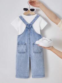 SHEIN Baby/Babyjungen lässige, weiche, süße Jumpsuit-Jumpsuit mit rotem Buchstaben-Patch, locker geschnitten, aus blauem Denim, für Babys drinnen/Outdoor im Frühling/Sommer