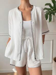 Serisse 2 件女式简约撞色刺绣饰边短袖翻领纽扣上衣和短裤套装，春夏季，宽松休闲衬衫式翻领纽扣衬衫和橡胶腰短裤套装，棉质双绉面料，拼色饰边，简约宽松假日两件套，棉质两件套日常穿着 - 白色 - 查看 4