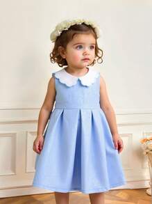 SHEIN Abito elegante e leggero senza maniche in tessuto jacquard intrecciato blu per bambina, con una silhouette confortevole, ideale per la stagione calda. Nel suo design, è completato da un colletto ondulato bianco ricamato in modo unico, aggiungendo un tocco raffinato ed elegante. Che sia per uscite, shopping o feste, assicura che il bambino si distingua tra la folla.