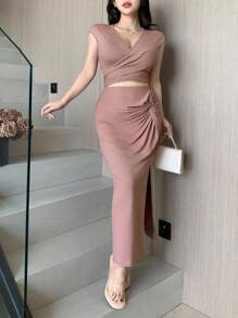 DAZY Set de 2 piezas: Camiseta con cuello en V y pliegues + Falda con nudo delantero para mujer
