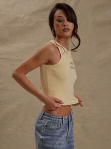 MUSERA Top acanalado de cuello redondo ajustado con bordado de texto, estilo casual y lindo de la Y2K de los 90, color amarillo mantequilla, ideal para , verano y vacaciones - Amarillo - Ver 4