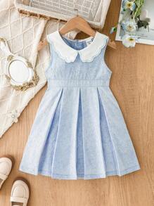 SHEIN Abito elegante e leggero senza maniche in tessuto jacquard intrecciato blu per bambina, con una silhouette confortevole, ideale per la stagione calda. Nel suo design, è completato da un colletto ondulato bianco ricamato in modo unico, aggiungendo un tocco raffinato ed elegante. Che sia per uscite, shopping o feste, assicura che il bambino si distingua tra la folla.