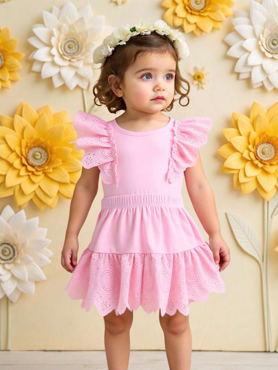 SHEIN Baby Mädchen süßer einfarbiger Rundhals Top mit Rüschenärmeln und A-Linien Blumenrock 2-teiliges Set, modischer Stil, aufwendiges Blumenmuster, verleiht lieblichen, süßen Charme, aus hochwertigen Stoffen gefertigt, A-Linien Design schmeichelt der Figur, zeigt elegante Anmut - Pink - Übersicht 1