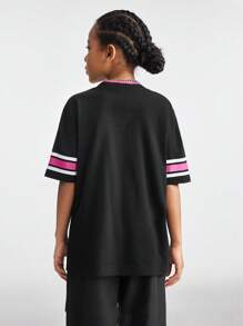 SHEIN Camiseta de manga corta de corte holgado con cuello en V y caída de hombros, con estampado en inglés de Los Ángeles y números, para niñas preadolescentes en primavera/verano - Negro - Ver 2