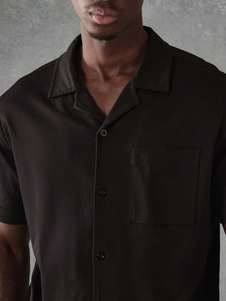 Współczesne koszule Muscle Fit z kołnierzykiem typu reverse i krótkim rękawem, zapinane na guziki