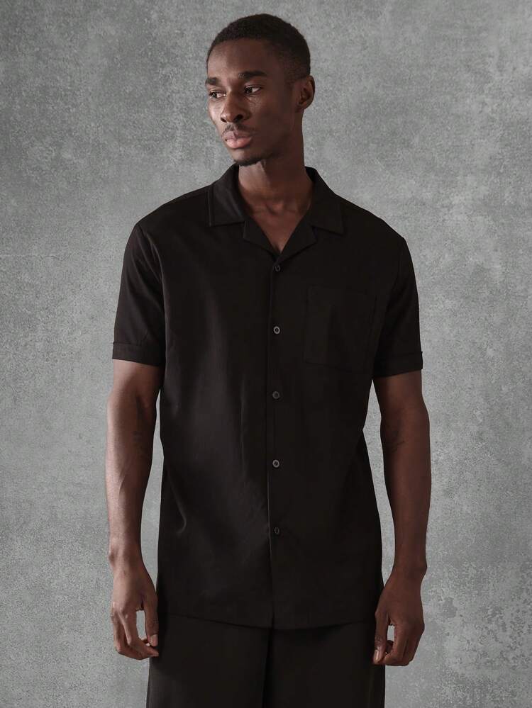 Współczesne koszule Muscle Fit z kołnierzykiem typu reverse i krótkim rękawem, zapinane na guziki