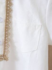 SHEIN Säuglings-/Kleinkind Jungs traditioneller lässiger weißer Kurzarm-Hemd mit hochwertigem Stehkragen, halber Knopfleiste, Tasche, Spitzenbesatz, Schlitzdesign, arabische Thoben, islamische Kleidung, Kaftan, Kleidung für Saudi-Arabien, Ramadan-Gewand, geeignet für alle Jahreszeiten, 3M-3T, Party, Urlaub, Taufe, Geburtstag, Jahrestag, Ramadan, Hochzeit