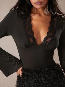 Hauture 纯色蕾丝拼接深 V 领性感长袖 T 恤 - 黑色 - 查看 2