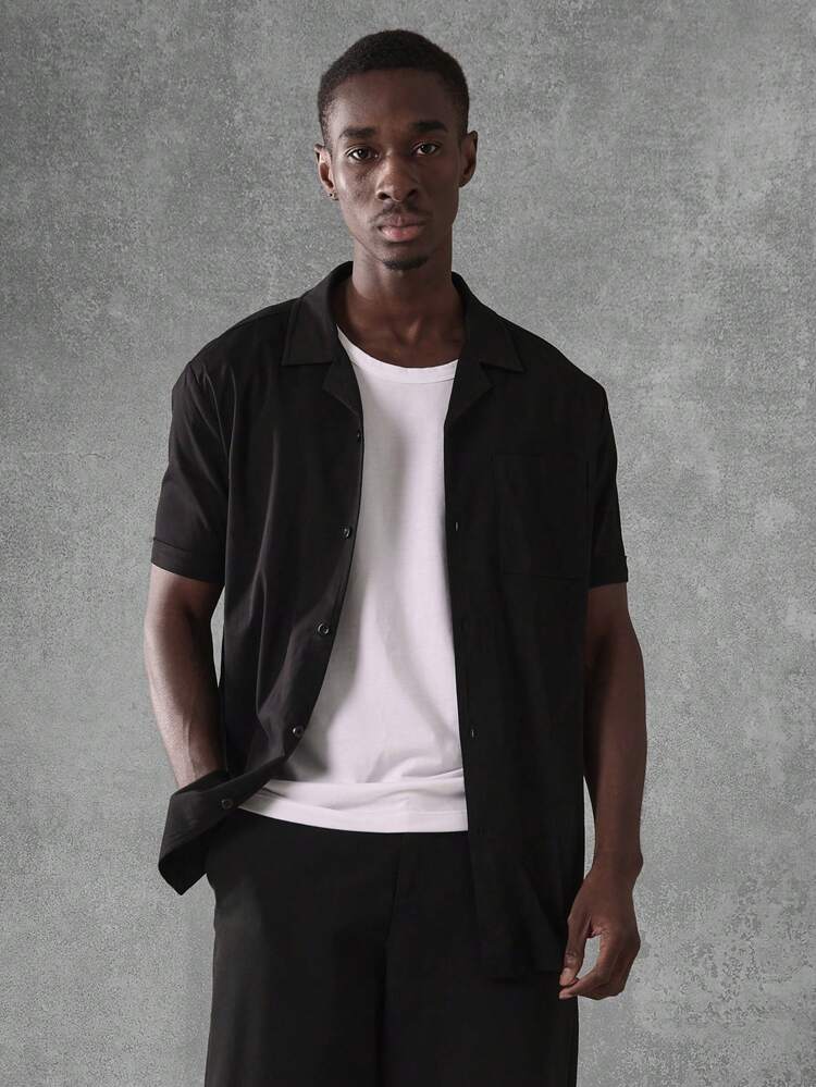 Współczesne koszule Muscle Fit z kołnierzykiem typu reverse i krótkim rękawem, zapinane na guziki