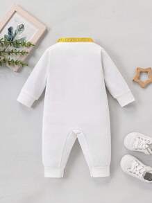 SHEIN 男婴连体衣采用编织饰边设计，领口和前襟饰有图案饰边，前开口设计方便穿脱，长袖适合春夏季穿着，款式简洁优雅，适合日常穿着和拍照