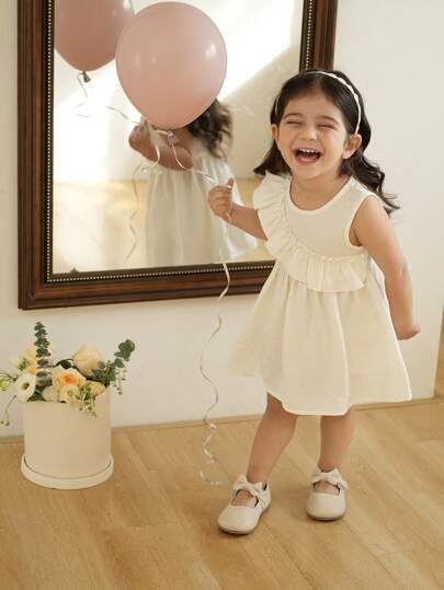 SHEIN 女宝宝优雅无袖拼布荷叶边A字裙，适合各种场合：阳光明媚的春日适合赏花；舒适宽松的设计适合居家休闲，让孩子自由玩耍