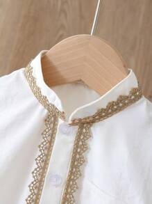 SHEIN Säuglings-/Kleinkind Jungs traditioneller lässiger weißer Kurzarm-Hemd mit hochwertigem Stehkragen, halber Knopfleiste, Tasche, Spitzenbesatz, Schlitzdesign, arabische Thoben, islamische Kleidung, Kaftan, Kleidung für Saudi-Arabien, Ramadan-Gewand, geeignet für alle Jahreszeiten, 3M-3T, Party, Urlaub, Taufe, Geburtstag, Jahrestag, Ramadan, Hochzeit