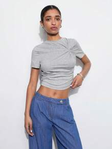 Maija Camiseta casual con diseño asimétrico retorcido para mujer, tejida ajustada y cómoda con un solo hombro retorcido y drapeado, prendas de vestir informales y urbanas para primavera temprana, atuendo callejero para mujer, prendas de vestir hippie para vacaciones de primavera