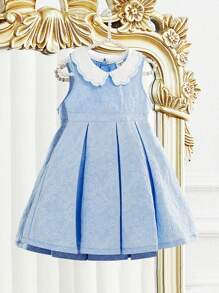 SHEIN Abito elegante e leggero senza maniche in tessuto jacquard intrecciato blu per bambina, con una silhouette confortevole, ideale per la stagione calda. Nel suo design, è completato da un colletto ondulato bianco ricamato in modo unico, aggiungendo un tocco raffinato ed elegante. Che sia per uscite, shopping o feste, assicura che il bambino si distingua tra la folla.