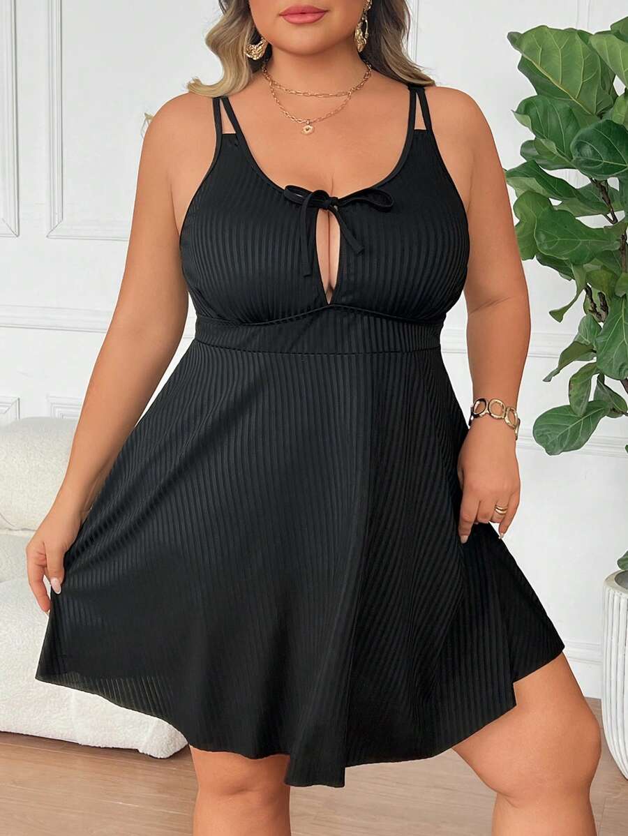 SHEIN CURVE+ 大码女式夏季镂空前系带蝴蝶结适度遮肚长裙沙滩裙，两件套泳衣套装，采用特殊面料 - 黑色 - 查看 1