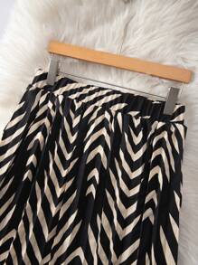 SHEIN LUNE Plus Size Casual Geometric Print Pleated Skirt Fall Cloth For Women - Black - View 3