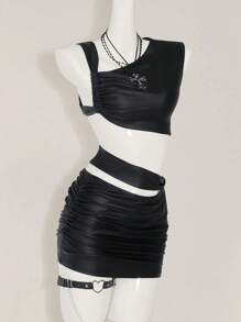 SHEIN ICON Conjunto de dos piezas de mujer para primavera y verano, compuesto por una falda mini con pliegues y aberturas, y una blusa de cuello asimétrico y escote con recortes, en piel sintética (PU) negra