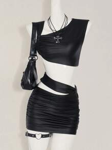 SHEIN ICON Conjunto de dos piezas de mujer para primavera y verano, compuesto por una falda mini con pliegues y aberturas, y una blusa de cuello asimétrico y escote con recortes, en piel sintética (PU) negra