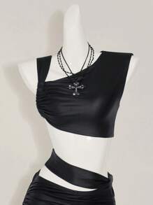 SHEIN ICON Conjunto de dos piezas de mujer para primavera y verano, compuesto por una falda mini con pliegues y aberturas, y una blusa de cuello asimétrico y escote con recortes, en piel sintética (PU) negra