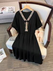 SHEIN Clasi Plus Size V-Neck Embroidered Textured Casual Dress, Minimalist & Fashionable For Everyday Wear - Black - View 7