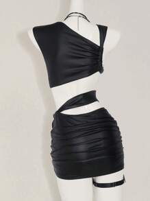 SHEIN ICON Conjunto de dos piezas de mujer para primavera y verano, compuesto por una falda mini con pliegues y aberturas, y una blusa de cuello asimétrico y escote con recortes, en piel sintética (PU) negra