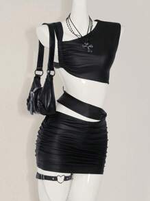 SHEIN ICON Conjunto de dos piezas de mujer para primavera y verano, compuesto por una falda mini con pliegues y aberturas, y una blusa de cuello asimétrico y escote con recortes, en piel sintética (PU) negra