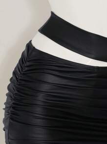 SHEIN ICON Conjunto de dos piezas de mujer para primavera y verano, compuesto por una falda mini con pliegues y aberturas, y una blusa de cuello asimétrico y escote con recortes, en piel sintética (PU) negra