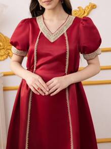 SHEIN 少女长款 Abaya 连衣裙，栗色长款斋月长袍，适合伊斯兰圣月仪式，优雅的 V 领短袖连衣裙，带有金色刺绣花卉饰边，适合家庭聚会和重要场合 - 彩色 - 查看 7
