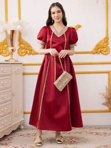 SHEIN 少女长款 Abaya 连衣裙，栗色长款斋月长袍，适合伊斯兰圣月仪式，优雅的 V 领短袖连衣裙，带有金色刺绣花卉饰边，适合家庭聚会和重要场合 - 彩色 - 查看 3