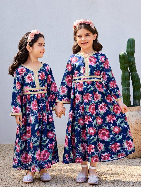 Kleine Mädchenkleid mit Blumen-Patchwork und Gürtel, Langarm