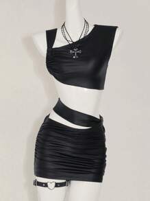 SHEIN ICON Conjunto de dos piezas de mujer para primavera y verano, compuesto por una falda mini con pliegues y aberturas, y una blusa de cuello asimétrico y escote con recortes, en piel sintética (PU) negra
