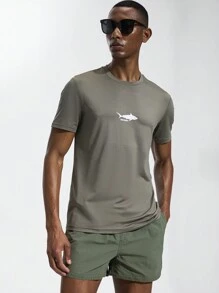 Manfinity Homme Camiseta de manga corta de surf con estampado simple de tiburón para hombre