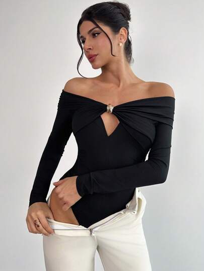 Firerie Body elegante de mujer con hombros descubiertos, color negro sólido y decoración de metal