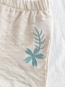 Vintaside Kids 女宝宝节日装圣诞休闲装夏季柔和杏色两件套，上衣为娃娃衫款式，宽松版型，采用梭织面料，袖口盖袖设计增添趣味感，上衣和裤子绣有精致的植物刺绣图案，尽显优雅气质。短裤下摆采用荷叶边设计，更显可爱。适合居家休闲、度假、派对、公园玩耍追逐蝴蝶等场合。 - 杏色 - 查看 5